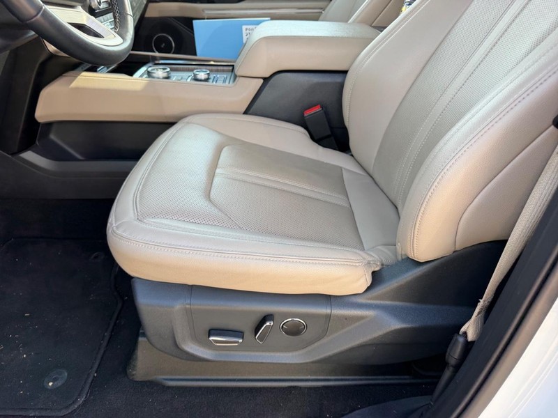 Ford Expedition Max Vehicle Full-screen Gallery Image 22
