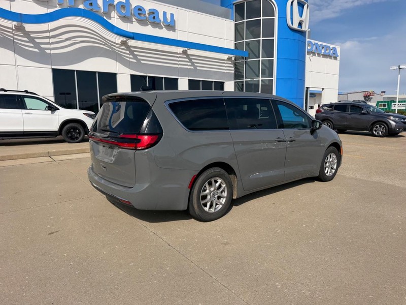 Chrysler Pacifica Vehicle Full-screen Gallery Image 02