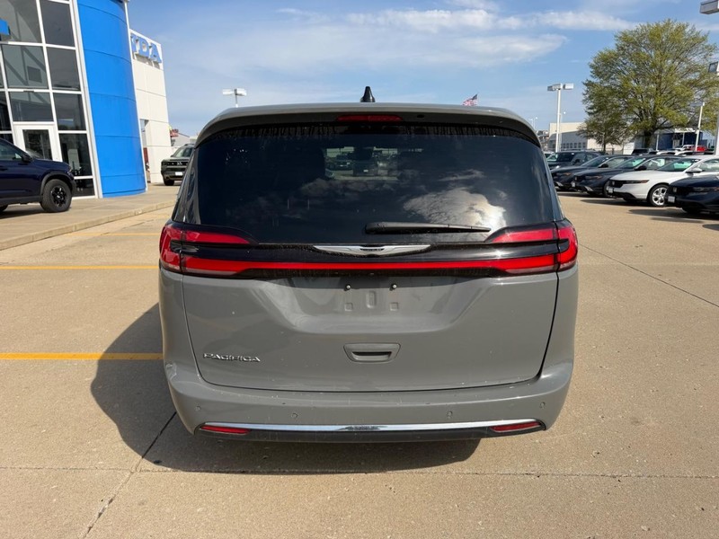 Chrysler Pacifica Vehicle Full-screen Gallery Image 03