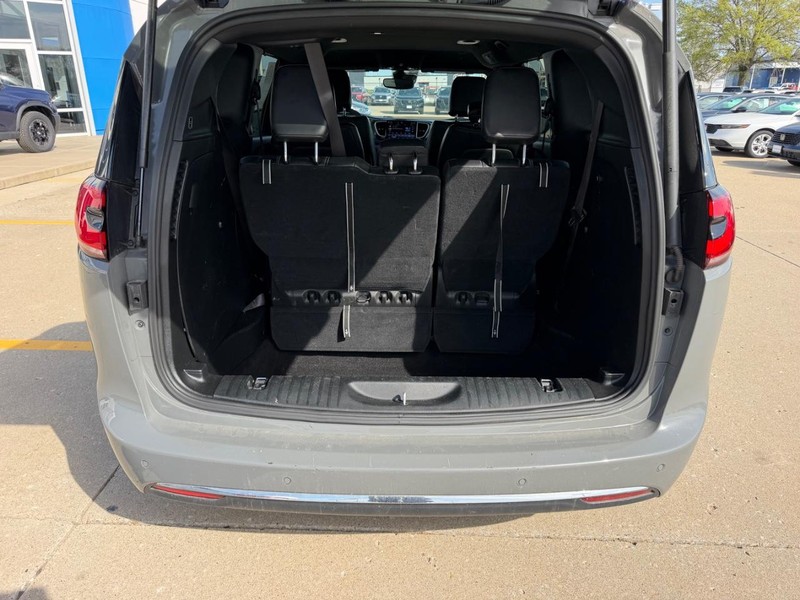 Chrysler Pacifica Vehicle Full-screen Gallery Image 04