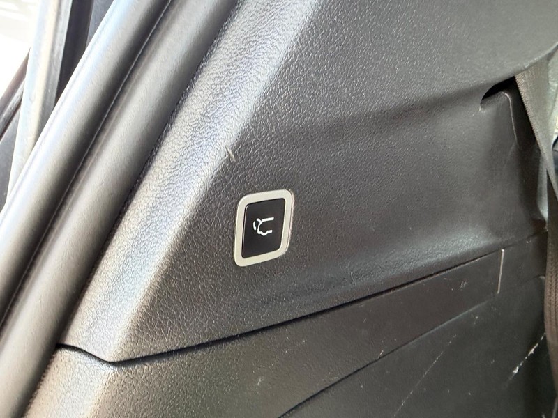 Chrysler Pacifica Vehicle Full-screen Gallery Image 05