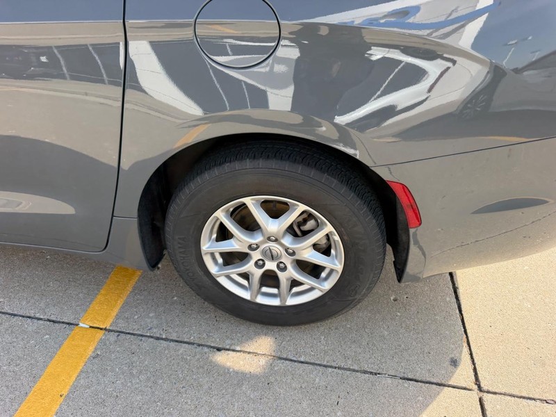 Chrysler Pacifica Vehicle Full-screen Gallery Image 06