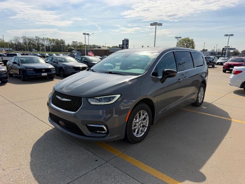 Chrysler Pacifica Vehicle Full-screen Gallery Image 07