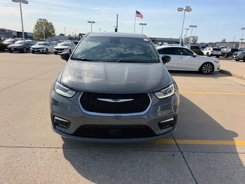 Chrysler Pacifica Vehicle Full-screen Gallery Image 08