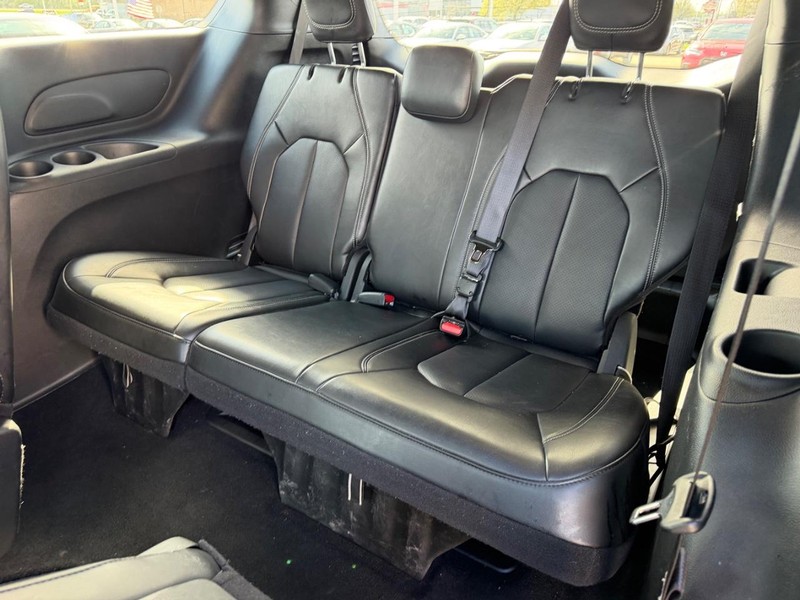 Chrysler Pacifica Vehicle Full-screen Gallery Image 09