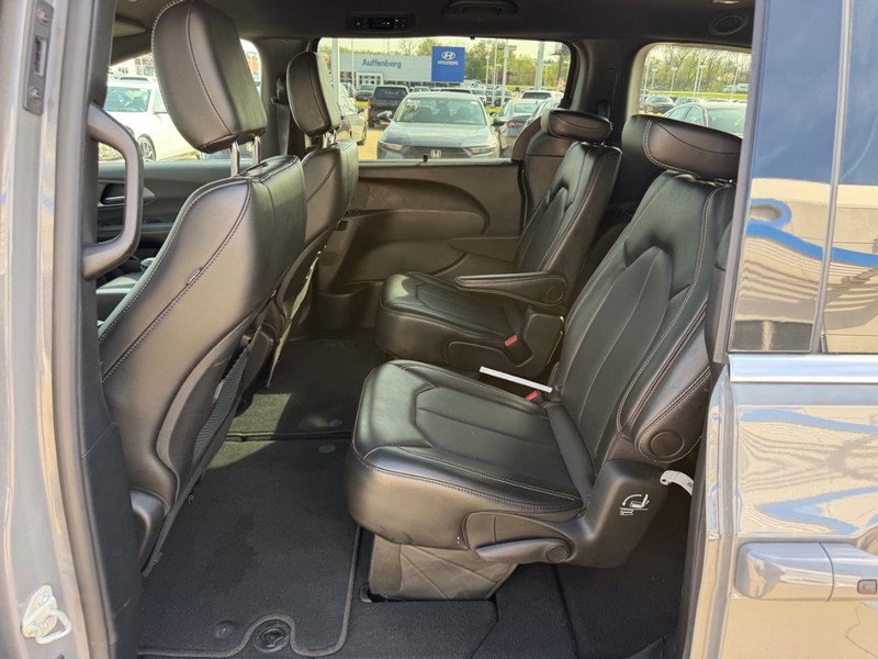 Chrysler Pacifica Vehicle Full-screen Gallery Image 10