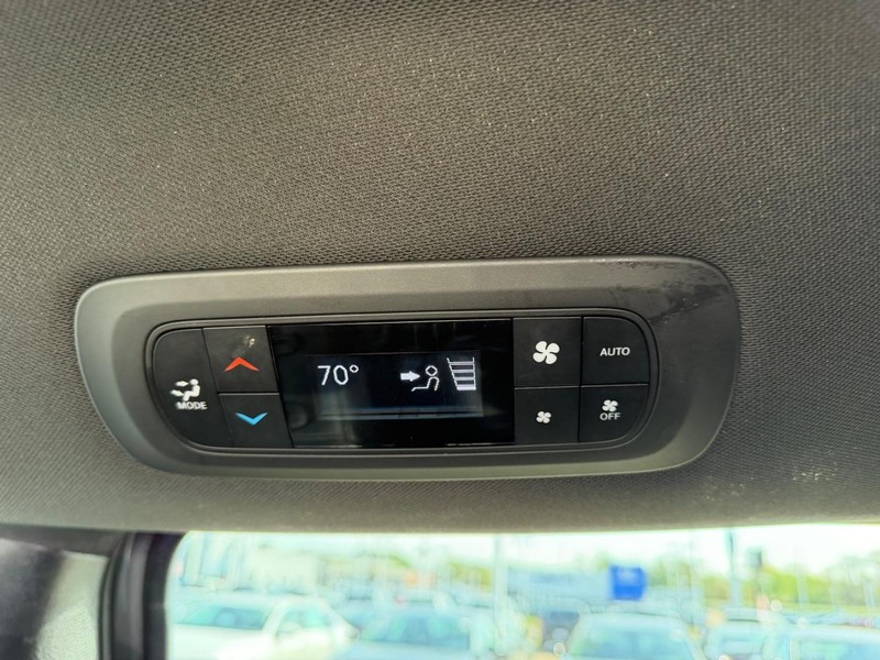 Chrysler Pacifica Vehicle Full-screen Gallery Image 11