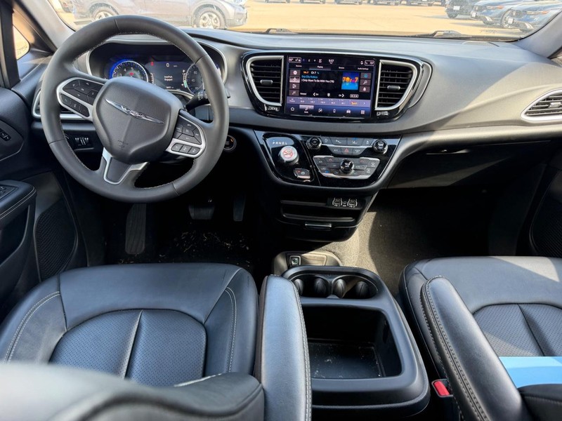 Chrysler Pacifica Vehicle Full-screen Gallery Image 12