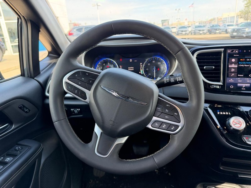 Chrysler Pacifica Vehicle Full-screen Gallery Image 13