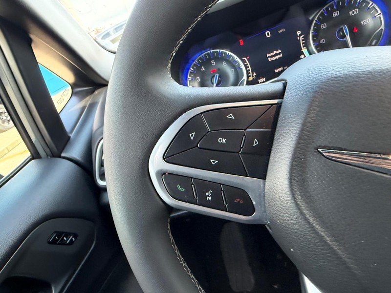 Chrysler Pacifica Vehicle Full-screen Gallery Image 14