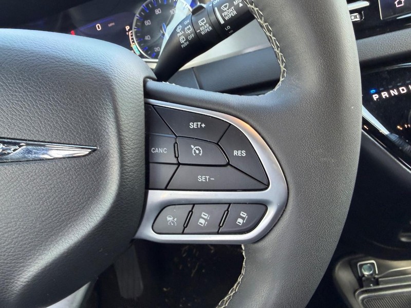 Chrysler Pacifica Vehicle Full-screen Gallery Image 15