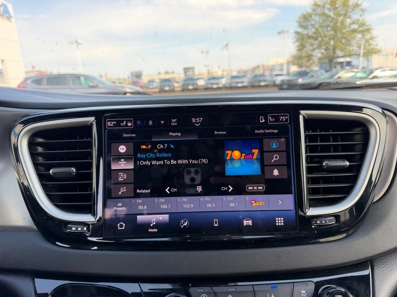 Chrysler Pacifica Vehicle Full-screen Gallery Image 16