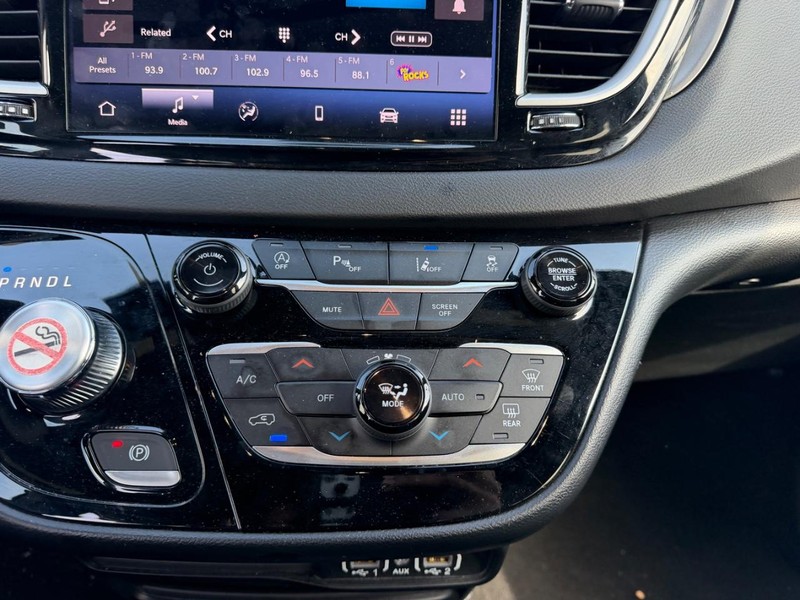 Chrysler Pacifica Vehicle Full-screen Gallery Image 17