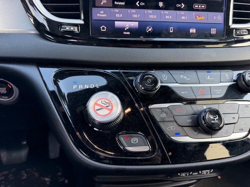 Chrysler Pacifica Vehicle Full-screen Gallery Image 18