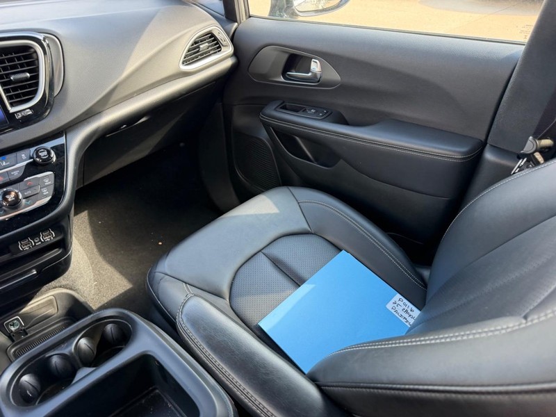 Chrysler Pacifica Vehicle Full-screen Gallery Image 19