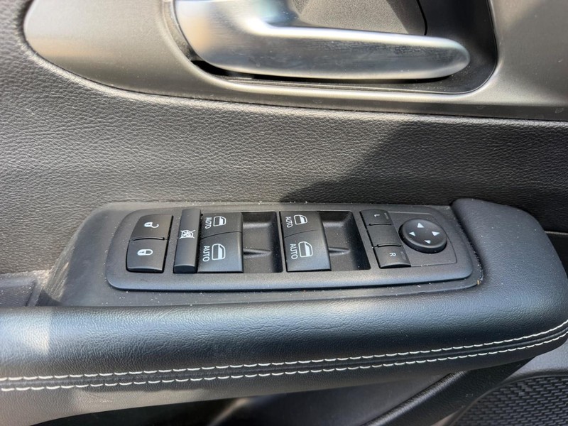 Chrysler Pacifica Vehicle Full-screen Gallery Image 20