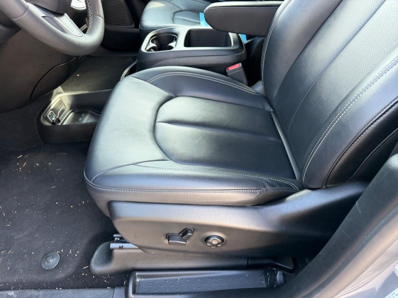 Chrysler Pacifica Vehicle Full-screen Gallery Image 22