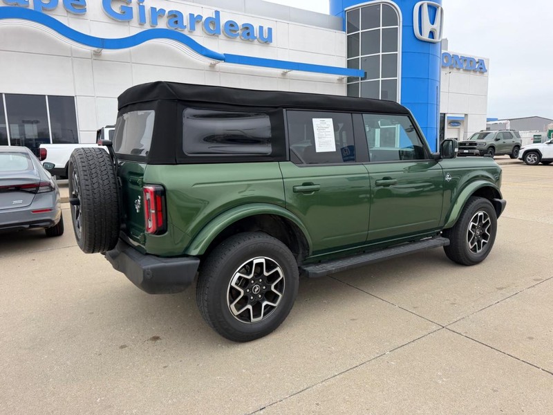 Ford Bronco Vehicle Full-screen Gallery Image 02