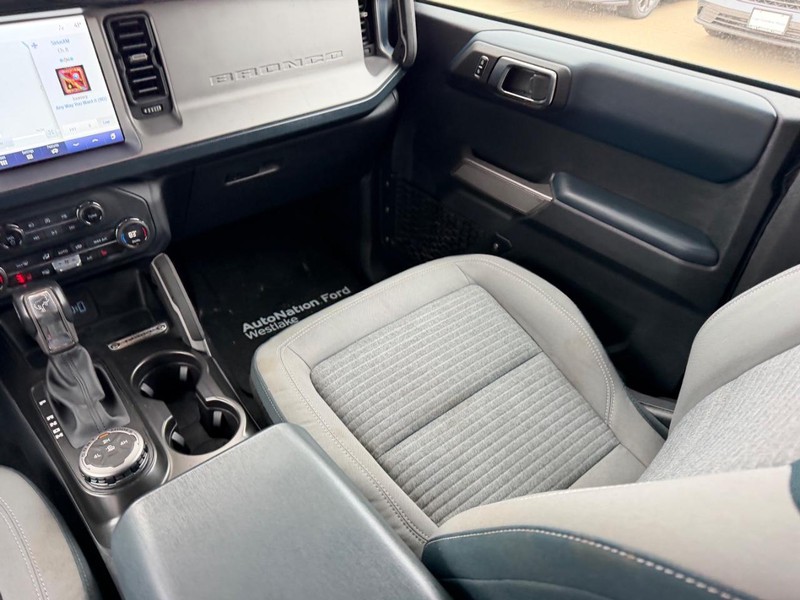 Ford Bronco Vehicle Full-screen Gallery Image 16