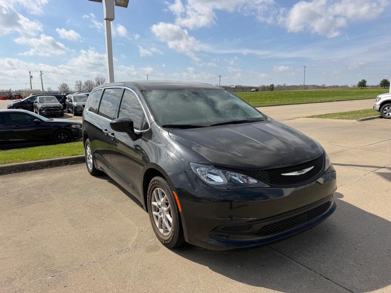 Chrysler Voyager Vehicle Full-screen Gallery Image 02