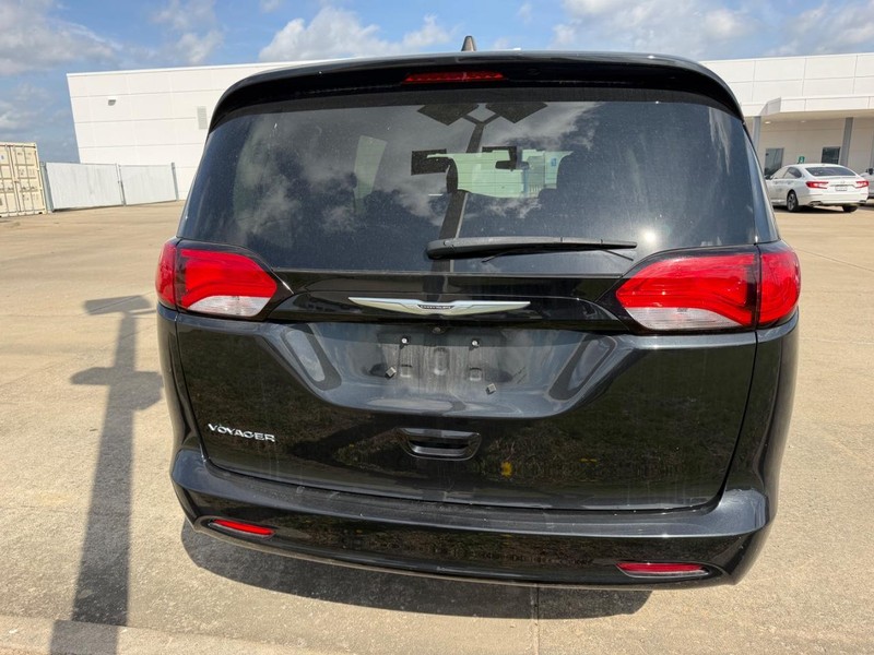 Chrysler Voyager Vehicle Full-screen Gallery Image 03