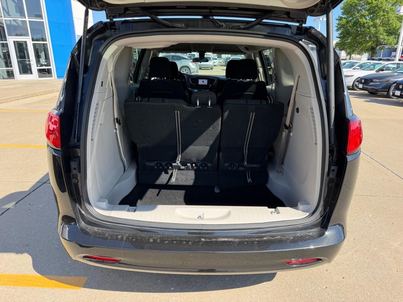 Chrysler Voyager Vehicle Full-screen Gallery Image 04