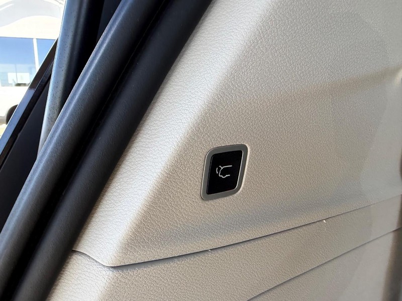 Chrysler Voyager Vehicle Full-screen Gallery Image 05