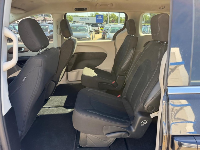 Chrysler Voyager Vehicle Full-screen Gallery Image 10