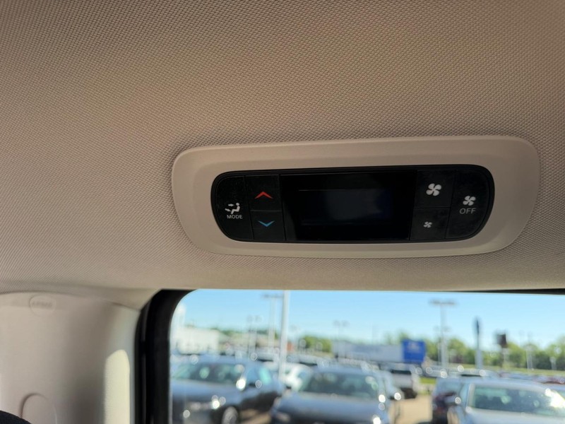 Chrysler Voyager Vehicle Full-screen Gallery Image 11
