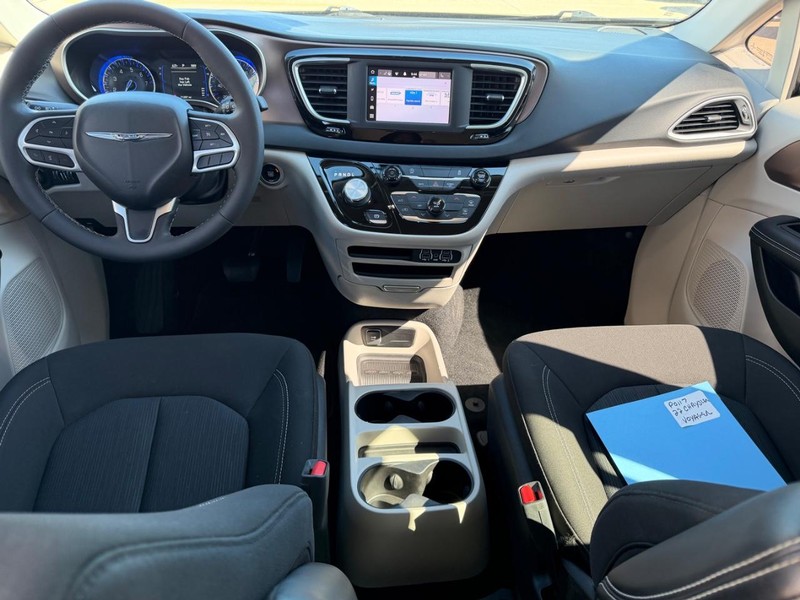 Chrysler Voyager Vehicle Full-screen Gallery Image 12