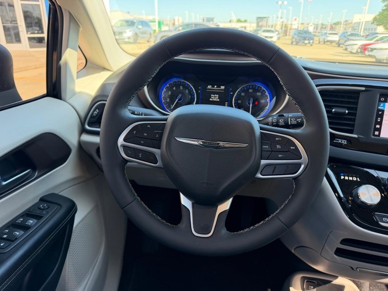 Chrysler Voyager Vehicle Full-screen Gallery Image 13