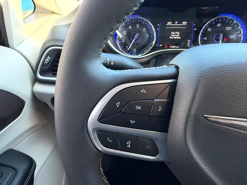 Chrysler Voyager Vehicle Full-screen Gallery Image 14