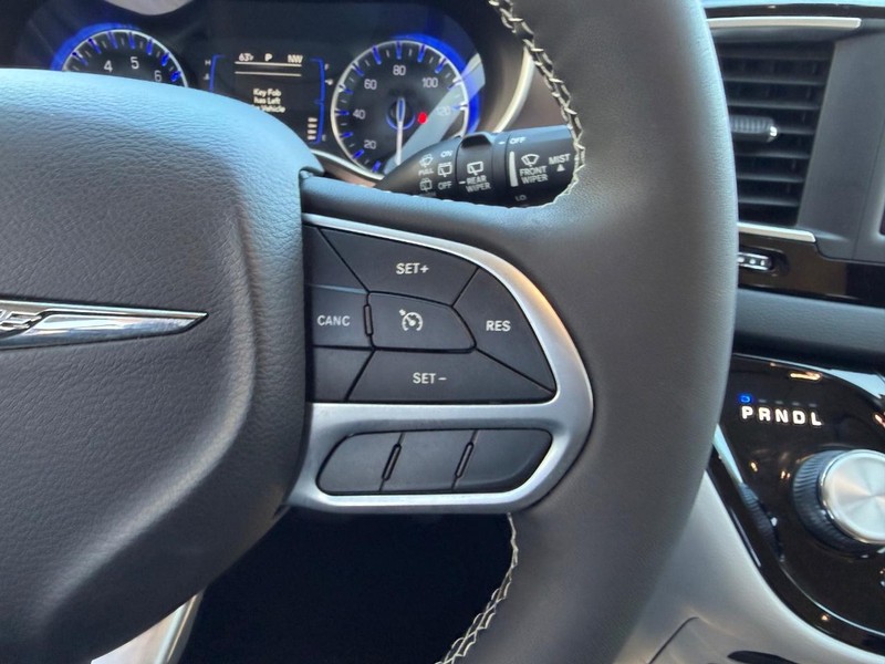 Chrysler Voyager Vehicle Full-screen Gallery Image 15