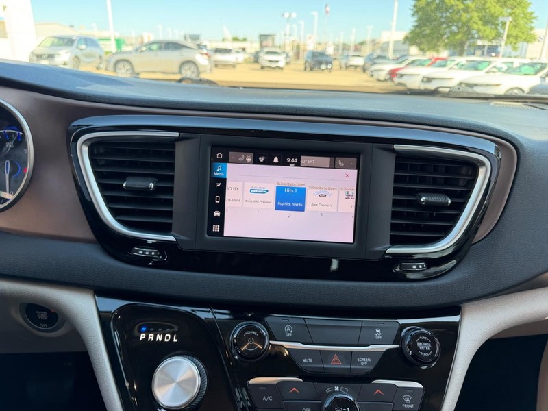 Chrysler Voyager Vehicle Full-screen Gallery Image 16