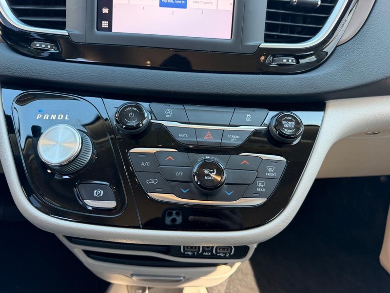 Chrysler Voyager Vehicle Full-screen Gallery Image 17