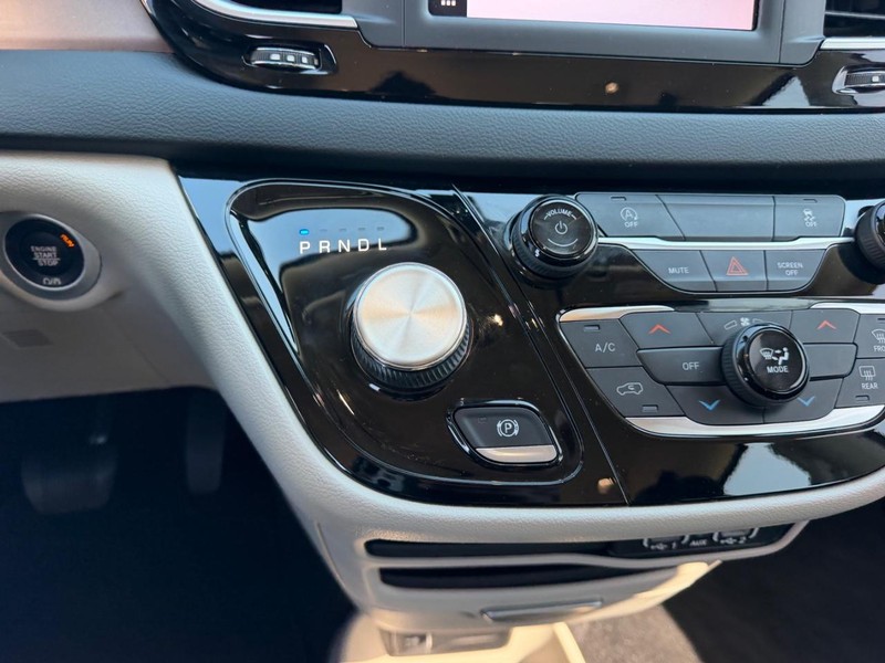 Chrysler Voyager Vehicle Full-screen Gallery Image 18