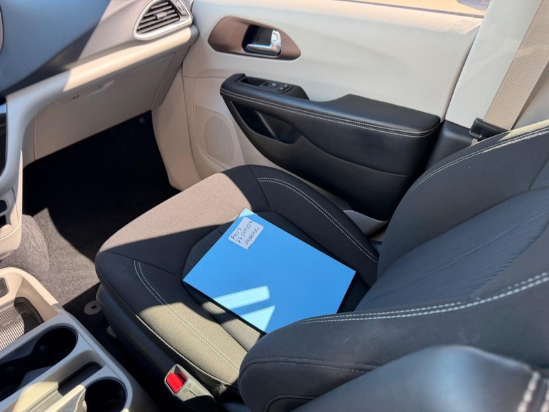 Chrysler Voyager Vehicle Full-screen Gallery Image 19
