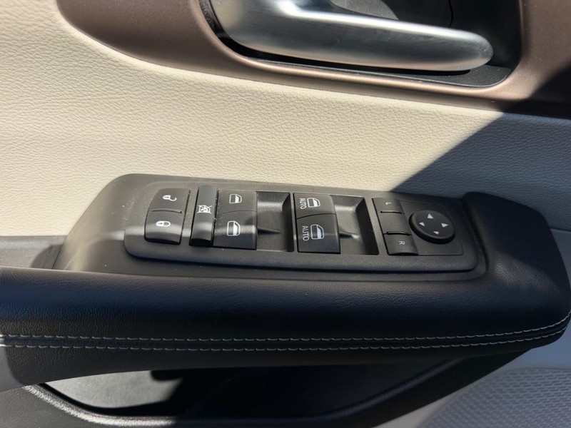 Chrysler Voyager Vehicle Full-screen Gallery Image 20