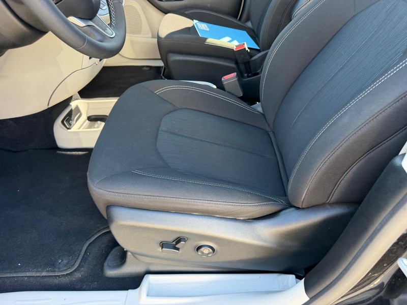 Chrysler Voyager Vehicle Full-screen Gallery Image 21