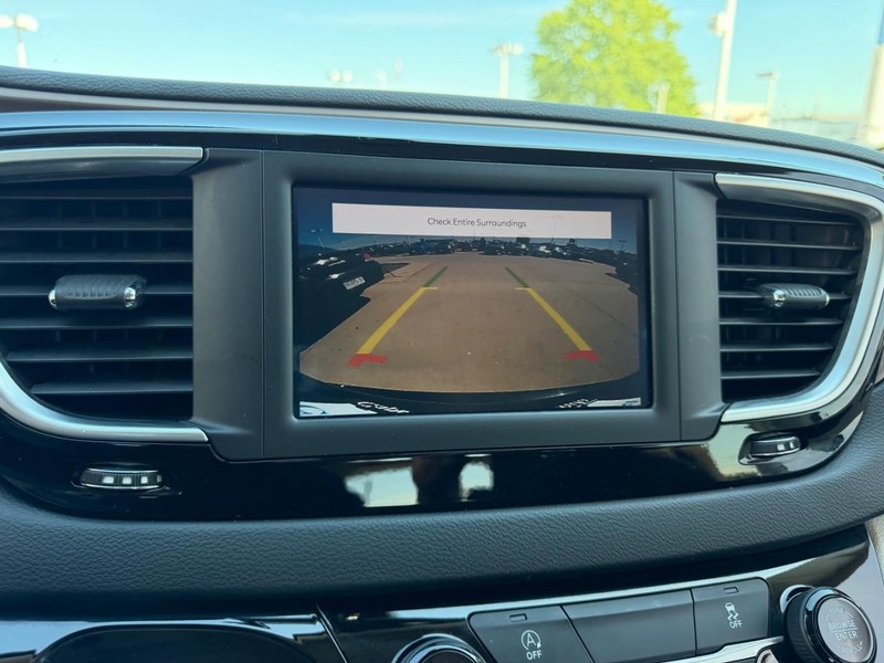 Chrysler Voyager Vehicle Full-screen Gallery Image 23