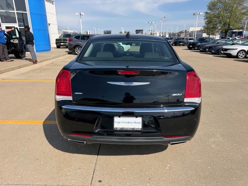 Chrysler 300 Vehicle Full-screen Gallery Image 03