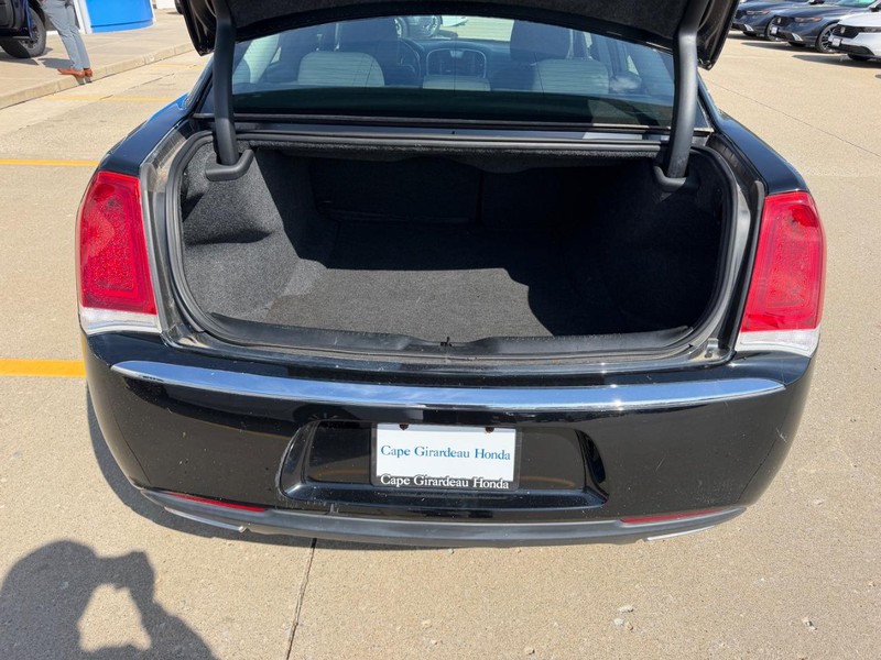 Chrysler 300 Vehicle Full-screen Gallery Image 04