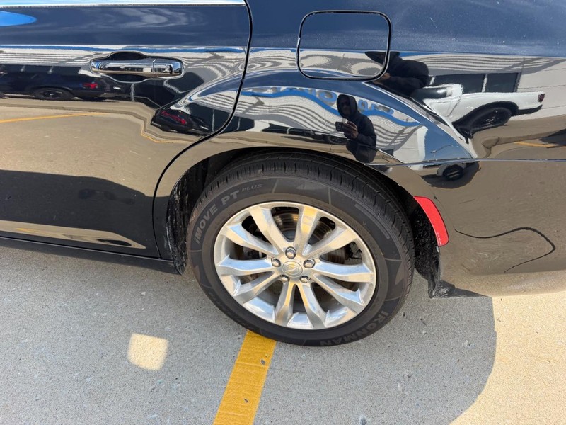 Chrysler 300 Vehicle Full-screen Gallery Image 05