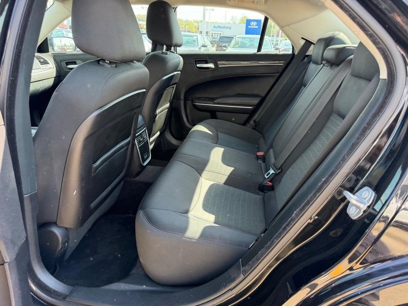 Chrysler 300 Vehicle Full-screen Gallery Image 08