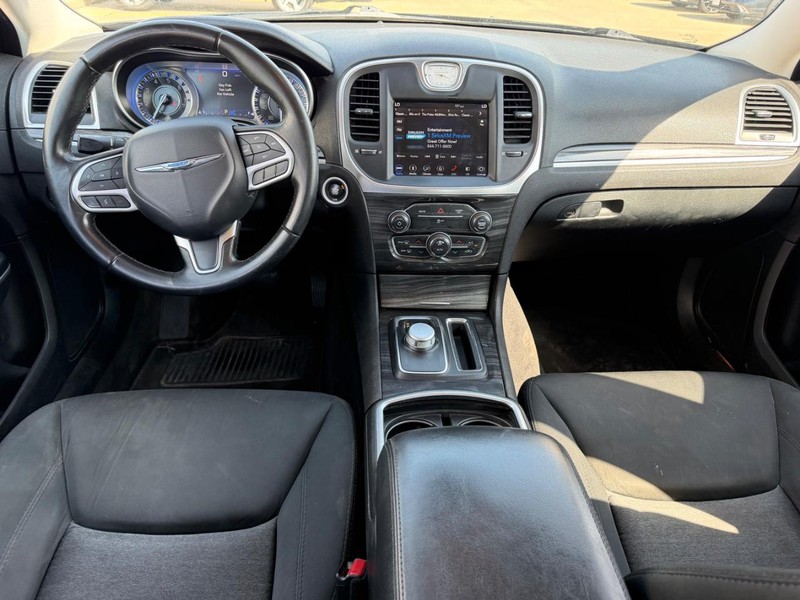 Chrysler 300 Vehicle Full-screen Gallery Image 09