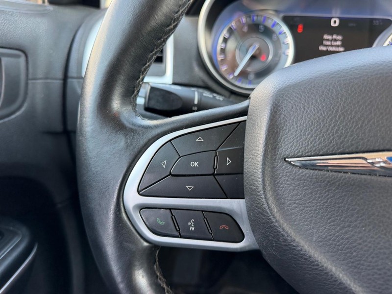 Chrysler 300 Vehicle Full-screen Gallery Image 11