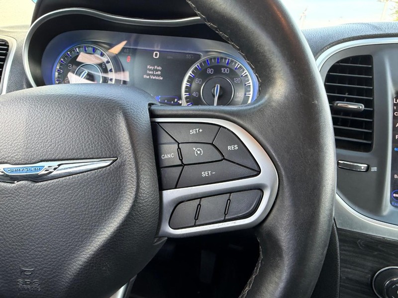 Chrysler 300 Vehicle Full-screen Gallery Image 12