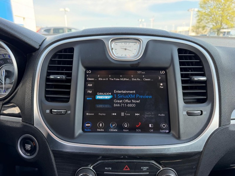 Chrysler 300 Vehicle Full-screen Gallery Image 13