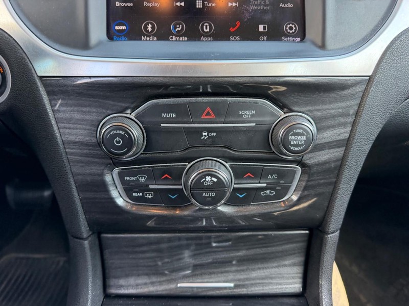 Chrysler 300 Vehicle Full-screen Gallery Image 14