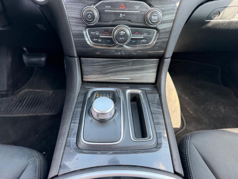 Chrysler 300 Vehicle Full-screen Gallery Image 15